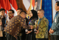 Dirut Bank NTB Syariah, Nazaruddin saat menerima penghargaan “Bank dengan Sinergi Program Akselerasi QRIS Terbaik” pada Anugerah BI NTB 2025, pada malam puncak PTBI 2025 yang bertema 