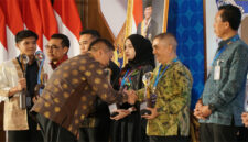 Dirut Bank NTB Syariah, Nazaruddin saat menerima penghargaan “Bank dengan Sinergi Program Akselerasi QRIS Terbaik” pada Anugerah BI NTB 2025, pada malam puncak PTBI 2025 yang bertema 