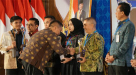 Dirut Bank NTB Syariah, Nazaruddin saat menerima penghargaan “Bank dengan Sinergi Program Akselerasi QRIS Terbaik” pada Anugerah BI NTB 2025, pada malam puncak PTBI 2025 yang bertema 