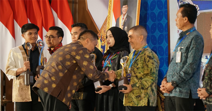 Dirut Bank NTB Syariah, Nazaruddin saat menerima penghargaan “Bank dengan Sinergi Program Akselerasi QRIS Terbaik” pada Anugerah BI NTB 2025, pada malam puncak PTBI 2025 yang bertema 