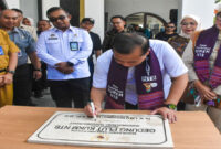 Gubernur NTB, Lalu Muhamad Iqbal saat meresmikan Gedung PLUT-KUMKM. 