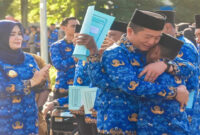 Gubernur NTB, Lalu Muhamad Iqbal memeluk seorang yang baru saja dilantik sebagai PPPK lingkup Pemprov NTB.