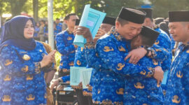 Gubernur NTB, Lalu Muhamad Iqbal memeluk seorang yang baru saja dilantik sebagai PPPK lingkup Pemprov NTB.