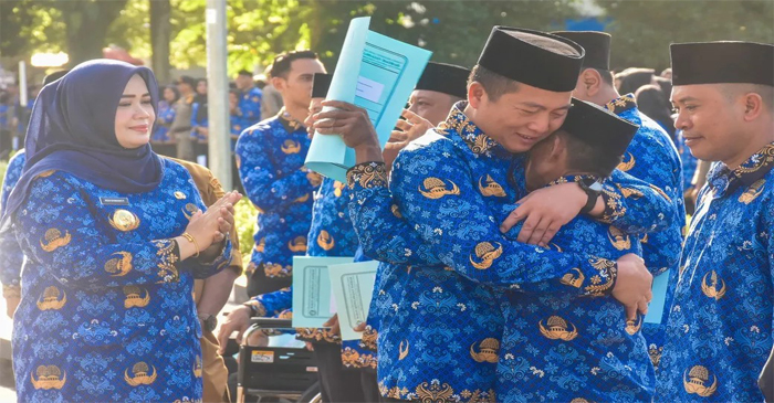 Gubernur NTB, Lalu Muhamad Iqbal memeluk seorang yang baru saja dilantik sebagai PPPK lingkup Pemprov NTB.