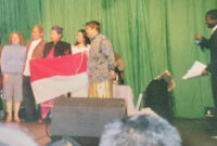 Sebagai Ketua Perhimpunan Pelajar Indonesia (PPI), Prof Yusron Saadi menerima penghargaan The Best Stall pada acara festival International Food Evening University of Sheffield 2000.