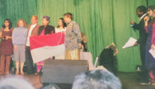 Sebagai Ketua Perhimpunan Pelajar Indonesia (PPI), Prof Yusron Saadi menerima penghargaan The Best Stall pada acara festival International Food Evening University of Sheffield 2000.