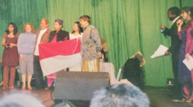 Sebagai Ketua Perhimpunan Pelajar Indonesia (PPI), Prof Yusron Saadi menerima penghargaan The Best Stall pada acara festival International Food Evening University of Sheffield 2000.