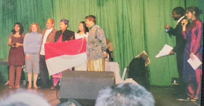 Sebagai Ketua Perhimpunan Pelajar Indonesia (PPI), Prof Yusron Saadi menerima penghargaan The Best Stall pada acara festival International Food Evening University of Sheffield 2000.