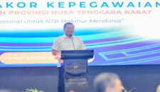 Gubernur Iqbal memberikan sambutan saat membuka Musrenbangkom dan Rakor Kepegawaian, di Hotel Astoria Lombok, Senin (8/12/2025).