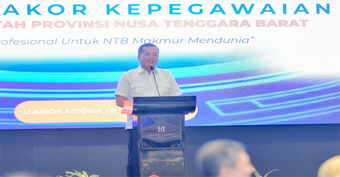 Gubernur Iqbal memberikan sambutan saat membuka Musrenbangkom dan Rakor Kepegawaian, di Hotel Astoria Lombok, Senin (8/12/2025).