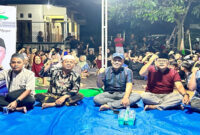 Anggota DPR RI, H Fauzan Khalid pose bersama saat reses serap aspirasi masyarakat di Desa Lelede Banyumulek, Kecamatan Kediri, Lombok Barat, pada Rabu malam (17/12/2025).