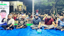 Anggota DPR RI, H Fauzan Khalid pose bersama saat reses serap aspirasi masyarakat di Desa Lelede Banyumulek, Kecamatan Kediri, Lombok Barat, pada Rabu malam (17/12/2025).