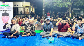 Anggota DPR RI, H Fauzan Khalid pose bersama saat reses serap aspirasi masyarakat di Desa Lelede Banyumulek, Kecamatan Kediri, Lombok Barat, pada Rabu malam (17/12/2025).