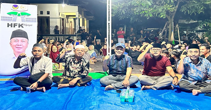 Anggota DPR RI, H Fauzan Khalid pose bersama saat reses serap aspirasi masyarakat di Desa Lelede Banyumulek, Kecamatan Kediri, Lombok Barat, pada Rabu malam (17/12/2025).