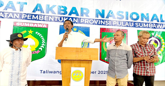 Presiden Aliansi PPS, Muhammad Sahril Amin Dea Naga (di atas podium).