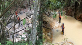 Tim SAR gabungan saat mencari seorang warga Lombok Barat, Rizki (29 tahun), korban hilang terseret arus banjir bandang di Sungai Desa Lunyuk, Kecamatan Lunyuk, Kabupaten Sumbawa, pada Minggu siang (14/12/2025).