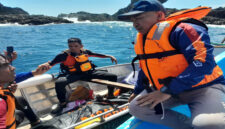 Tim SAR gabungan saat mengevakuasi jasad Rusli (54 tahun), yang sebelumnya dilaporkan hilang saat mancing ikan di perairan Langgudu, Kabupaten Bima.