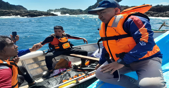 Tim SAR gabungan saat mengevakuasi jasad Rusli (54 tahun), yang sebelumnya dilaporkan hilang saat mancing ikan di perairan Langgudu, Kabupaten Bima.