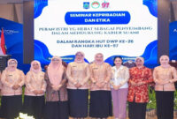 Penasehat DWP Provinsi NTB, Sinta Agathia Iqbal pose bersama di sela-sela Seminar Kepribadian dan Etika DWP yang diselenggarakan oleh Dharma Wanita Persatuan (DWP) Provinsi NTB.