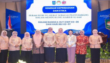 Penasehat DWP Provinsi NTB, Sinta Agathia Iqbal pose bersama di sela-sela Seminar Kepribadian dan Etika DWP yang diselenggarakan oleh Dharma Wanita Persatuan (DWP) Provinsi NTB.