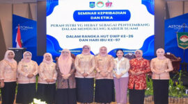Penasehat DWP Provinsi NTB, Sinta Agathia Iqbal pose bersama di sela-sela Seminar Kepribadian dan Etika DWP yang diselenggarakan oleh Dharma Wanita Persatuan (DWP) Provinsi NTB.