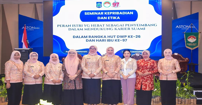 Penasehat DWP Provinsi NTB, Sinta Agathia Iqbal pose bersama di sela-sela Seminar Kepribadian dan Etika DWP yang diselenggarakan oleh Dharma Wanita Persatuan (DWP) Provinsi NTB.