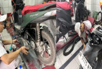 Terlihat sepeda motor Honda saat diservice oleh petugas.