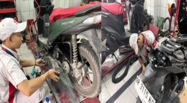 Terlihat sepeda motor Honda saat diservice oleh petugas.