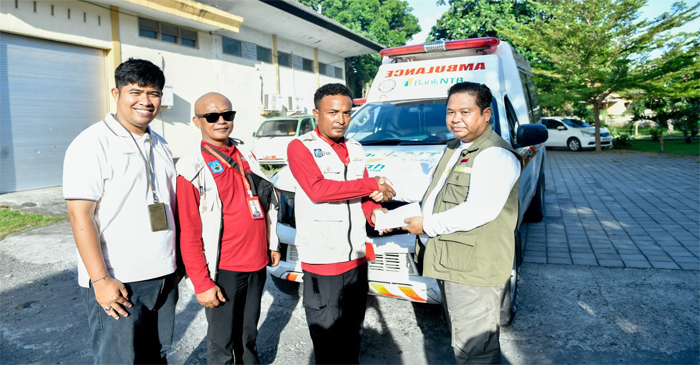 Kepala Dinas Kesehatan Provinsi NTB, Dr. dr. H. Lalu Hamzi Fikri, MM.MARS saat melepas keberangkatan tim medis batch kedua Provinsi NTB menuju lokasi bencana di Aceh. 