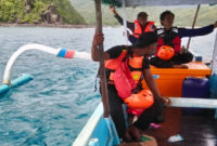Tim SAR sabungan saat mencari korban yang dilaporkan hilang setelah perahu yang ditumpanginya menabrak tebing di perairan Langgudu, Kabupaten Bima, pada Rabu pagi (3/12/2025).
