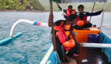 Tim SAR sabungan saat mencari korban yang dilaporkan hilang setelah perahu yang ditumpanginya menabrak tebing di perairan Langgudu, Kabupaten Bima, pada Rabu pagi (3/12/2025).