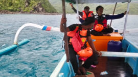 Tim SAR sabungan saat mencari korban yang dilaporkan hilang setelah perahu yang ditumpanginya menabrak tebing di perairan Langgudu, Kabupaten Bima, pada Rabu pagi (3/12/2025).