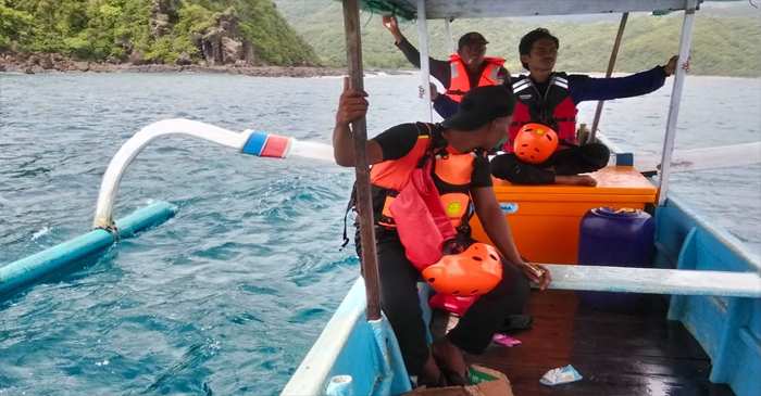 Tim SAR sabungan saat mencari korban yang dilaporkan hilang setelah perahu yang ditumpanginya menabrak tebing di perairan Langgudu, Kabupaten Bima, pada Rabu pagi (3/12/2025).