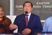 Gubernur NTB, Lalu Muhamad Iqbal (tengah) saat memberikan keterangan pers terkait kenaikan UMP NTB tahun 2026.