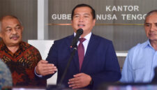 Gubernur NTB, Lalu Muhamad Iqbal (tengah) saat memberikan keterangan pers terkait kenaikan UMP NTB tahun 2026.