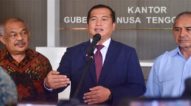 Gubernur NTB, Lalu Muhamad Iqbal (tengah) saat memberikan keterangan pers terkait kenaikan UMP NTB tahun 2026.