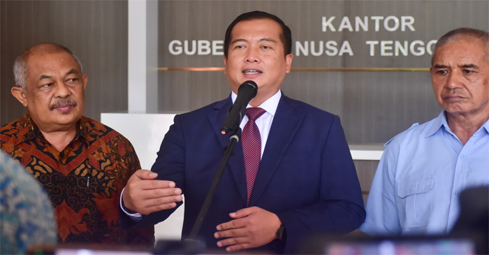 Gubernur NTB, Lalu Muhamad Iqbal (tengah) saat memberikan keterangan pers terkait kenaikan UMP NTB tahun 2026.