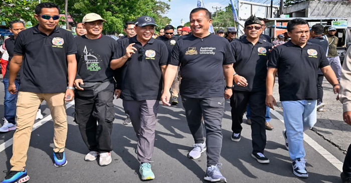 Gubernur NTB, Lalu Muhamad Iqbal, saat ikut jalan sehat di sela-sela kegiatan Gawe Sosial Masbagik, Minggu (18/1/2026).