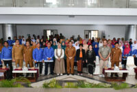 Suasana pose bersama di sela-sela rangkaian peringatan HGN ke-66 Tahun 2026, di Ballroom Kantor Bupati Lombok Timur, Selasa (27/1/2026).