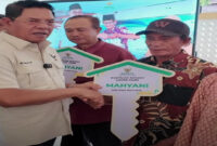 Bupati Lotim, H Haerul Warisin bersama BAZNAS Lotim saat menyerahkan Mahyani.