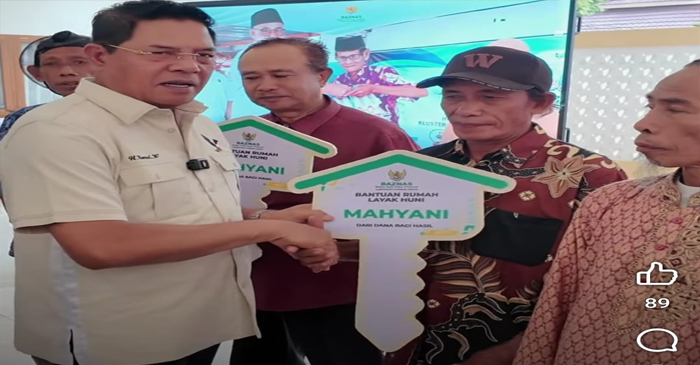 Bupati Lotim, H Haerul Warisin bersama BAZNAS Lotim saat menyerahkan Mahyani.
