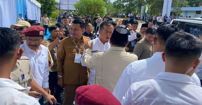 Gubernur NTB, Lalu Muhamad Iqbal saat bertemu Presiden Prabowo Subianto, di sela-sela kegiatan peluncuran 166 Sekolah Rakyat di Banjarbaru, Provinsi Kalsel, Senin (12/1/2026).