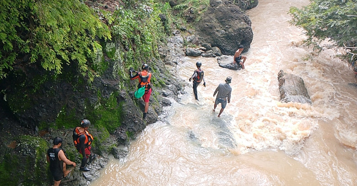 Tim SAR Gabungan saat mencari korban terseret arus sungai Melau.