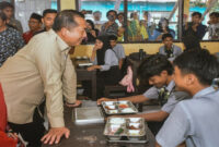 Gubernur NTB, Lalu Muhamad Iqbal saat mengunjungi SMAN 1 Tanjung, Lombok Utara, untuk melihat dari dekat proses kegiatan belajar mengajar di sekolah tersebut, Kamis (8/1/2026).