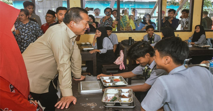 Gubernur NTB, Lalu Muhamad Iqbal saat mengunjungi SMAN 1 Tanjung, Lombok Utara, untuk melihat dari dekat proses kegiatan belajar mengajar di sekolah tersebut, Kamis (8/1/2026).