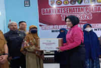 Sekda Lotim, HM Juaini Taofik saat mendampingi Ketua Bhayangkari Polda NTB, Nyonya Uty Edy Murbowo di sela-sela kegiatan bakti kesehatan gratis.