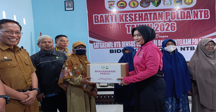 Sekda Lotim, HM Juaini Taofik saat mendampingi Ketua Bhayangkari Polda NTB, Nyonya Uty Edy Murbowo di sela-sela kegiatan bakti kesehatan gratis.