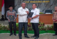 Gubernur NTB, Lalu Muhamad Iqbal (dua dari kanan) saat menerima LHP Semester II Tahun 2025 dari Kepala BPK RI Perwakilan NTB, Suparwadi, di Aula Sangkareang, Kantor Gubernur NTB, Senin (26/1/2026). 