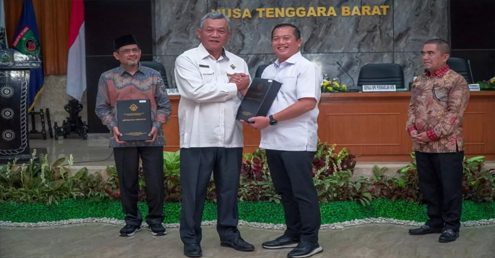 Gubernur NTB, Lalu Muhamad Iqbal (dua dari kanan) saat menerima LHP Semester II Tahun 2025 dari Kepala BPK RI Perwakilan NTB, Suparwadi, di Aula Sangkareang, Kantor Gubernur NTB, Senin (26/1/2026). 