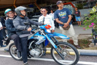 Gubernur NTB, Lalu Muhamad Iqbal berboncengan sama istri, Sinta Agathia Iqbal menggunakan motor trail untuk menyusuri jalan yang rusak di Sumbawa.